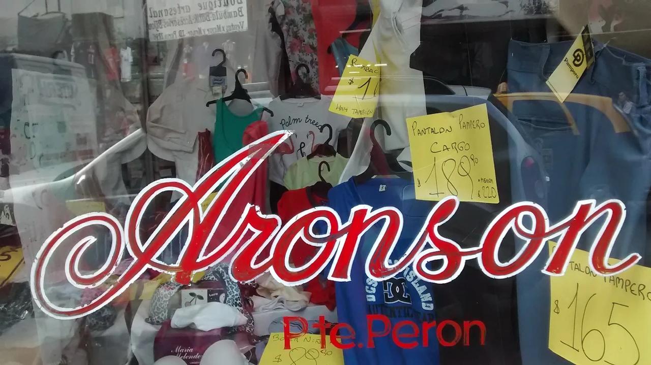 Vidriera histórica de Casa Aronson en Once